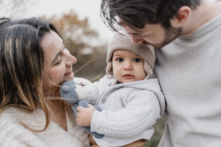 Eltern mit Kleinkind und Kuscheltier bei einem Familienshooting in Dresden, Ottendorf und Umgebung